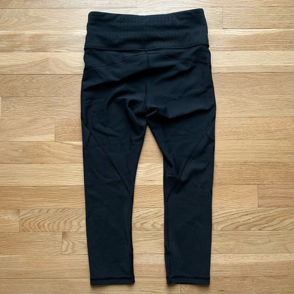 ATHLETA Black Lazer Cut Train Capri XS - Picture 4 of 4